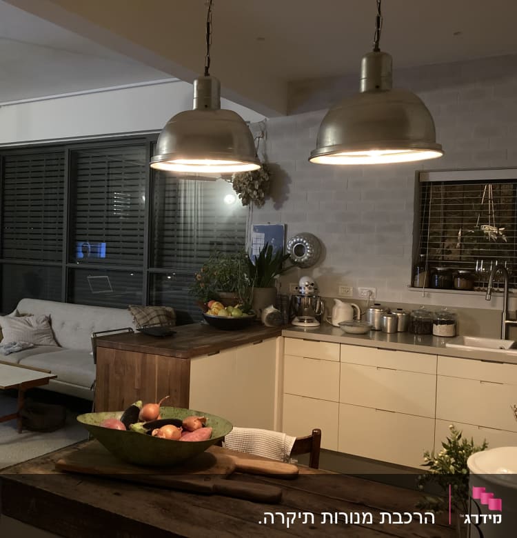 שני מנורות תלויות מעל שולחן עץ במטבח